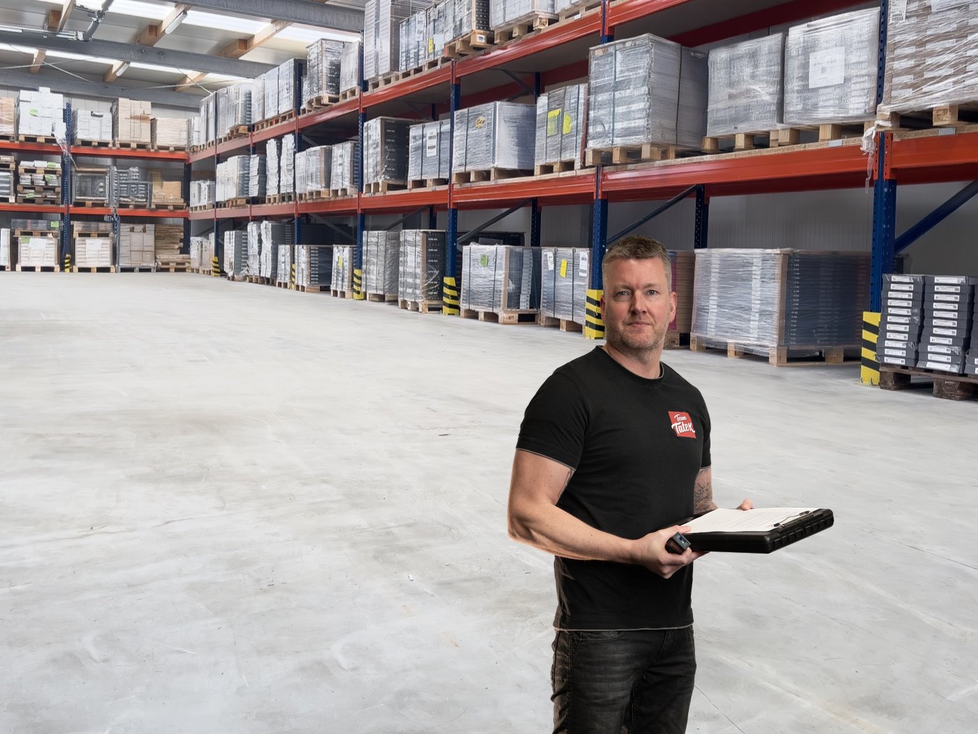 Bernd Fleßner mit digitaler Baustellenabnahme im eigenen Lager von Team Tatex
