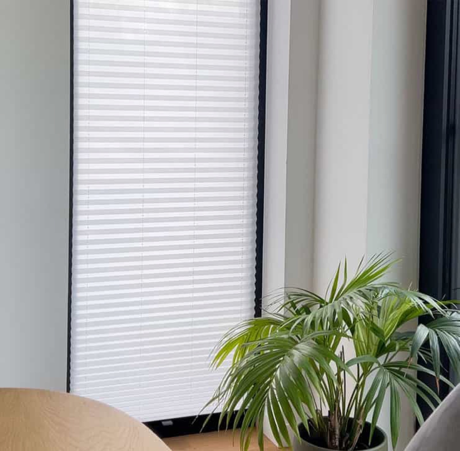 Weißes Plissee am Fenster von OstfriesenPlissee