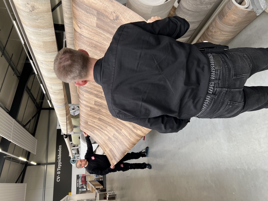 Manuel und Michael an der Rollenware in der Ausstellung
